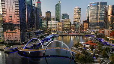 Günbatımında Elisabeth rıhtımından Perth 'in gökyüzü manzarası, Batı Avustralya