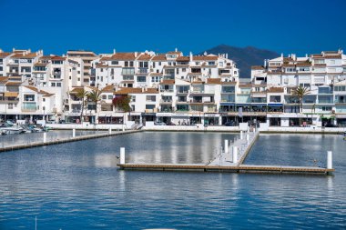 Marbella, İspanya - 7 Nisan 2023: Güneşli bir günde Porto Banus 'un güzel limanı.