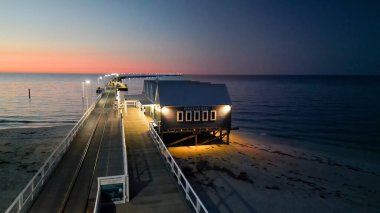 Günbatımında Busselton Jetty 'nin hava manzarası, Batı Avustralya.