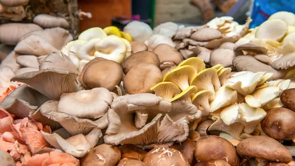 Londra 'da jübile pazarı yemekleri.