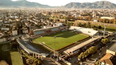 Lucca, Toskana 'daki Porta Elisa Futbol Stadyumu' nun hava manzarası - İtalya.