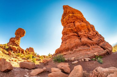 Utah, Arches Ulusal Parkı 'nın yaz sezonundaki muhteşem manzarası..