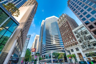 San Francisco, CA - 6 Ağustos 2017: Güneşli bir günde şehrin sokakları ve binaları.