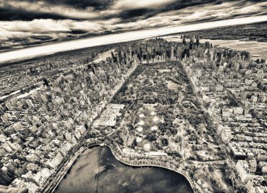 Manhattan Central Park ve New York City, ABD 'de kış mevsiminde helikopterden gökyüzü..