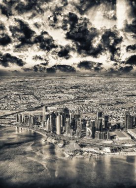Doha 'nın uçaktan gökyüzü görüntüsü. Corniche ve modern binalar, Katar.