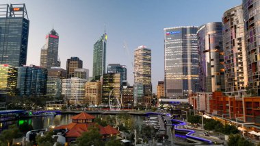 Günbatımında Elisabeth rıhtımından Perth 'in gökyüzü manzarası, Batı Avustralya