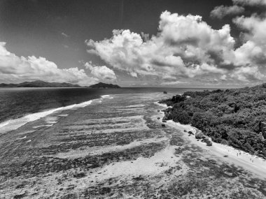 Anse Kaynağı D 'Argent, La Digue. Seyşeller 'in güzel hava manzarası.