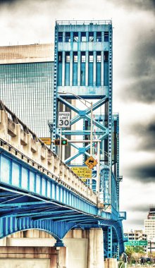 Jacksonville Florida 'nın arka planında şehir binaları olan ana köprü manzarası.