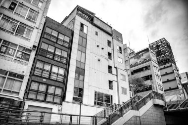 Osaka, Japonya - 26 Mayıs 2016: Dotonbori Nehri boyunca bulutlu bir öğleden sonra.