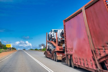 Batı Avustralya yollarında araba sürerken.