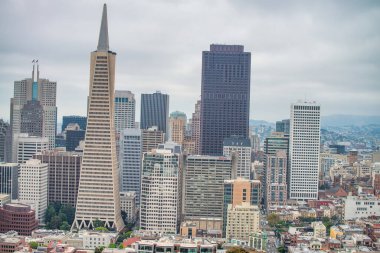 San Francisco, CA - 7 Ağustos 2017: Güneşli bir sabahta şehrin sokakları ve binaları.