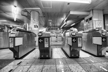 Osaka, Japonya - 26 Mayıs 2016: Metro tren istasyonunun içi.