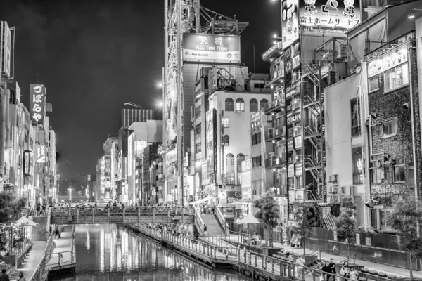 Osaka, Japonya - 28 Mayıs 2016: Dotonbori 'deki renkli aydınlık binalar.