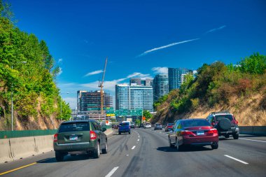 Seattle, WA - 18 Ağustos 2017: Şehir merkezine giden yol trafiği.