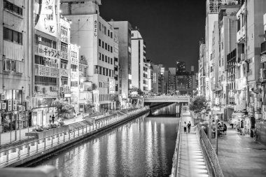 Osaka, Japonya - 28 Mayıs 2016: Dotonbori 'deki renkli aydınlık binalar.