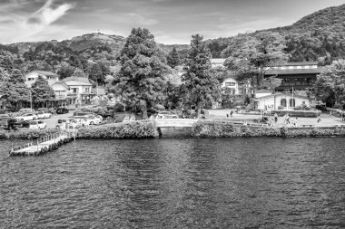 Hakone, Japonya - 24 Mayıs 2016: İskeleli Ashi Gölü gezi teknesi.