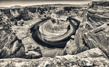 Arizona 'da gün batımında Horseshoe Bend' in panoramik manzarası