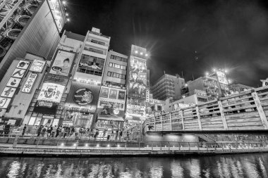 Osaka, Japonya - 28 Mayıs 2016: Dotonbori 'deki renkli aydınlık binalar.