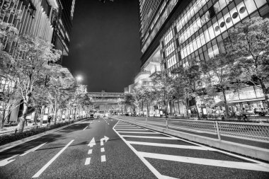 Osaka, Japonya - 28 Mayıs 2016: Geceleri modern şehir binaları.