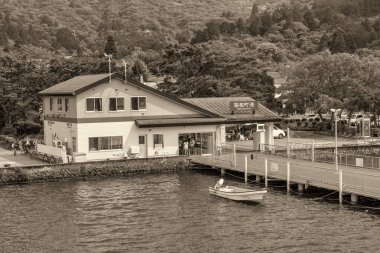 Hakone, Japonya - 24 Mayıs 2016: İskeleli Ashi Gölü gezi teknesi.