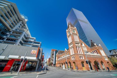 Perth, Avustralya - 12 Eylül 2023: Perth şehir merkezi binaları güneşli bir günde.