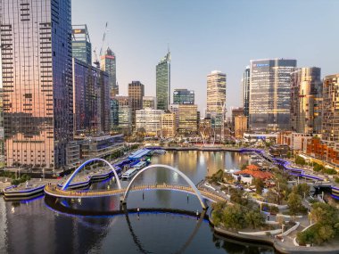 Perth, Avustralya - 31 Ağustos 2023: Perth 'teki Elisabeth Quay' in panoramik günbatımı görünümü İHA bakış açısıyla.