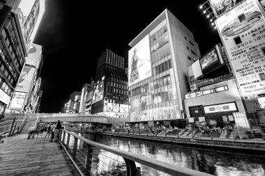 Osaka, Japonya - 28 Mayıs 2016: Dotonbori 'deki renkli aydınlık binalar.