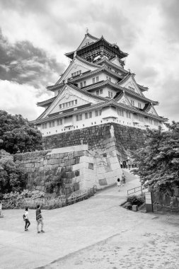 Osaka, Japonya - 26 Mayıs 2016: Japonya 'nın Osaka kentinde bahar sezonu boyunca turistlerle birlikte Osaka Şatosu.