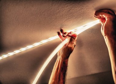 Yeni bir eve taşınıyorum. Diyot ışıklandırma kurulumu, alüminyum çubuğuna doğru aydınlatma için kullanılan şeritlerin nasıl yükleneceği.