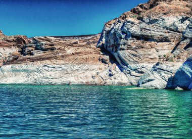 Powell Gölü boyunca dolaşın. Glen Canyon Ulusal Eğlence Bölgesi, Arizona 'daki bir tekneden dar ve kayalık bir kanyon manzarası..