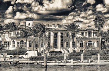 Fort Lauderdale, Florida - 29 Şubat 2016: Güneşli bir kış gününde şehir kanallarının ve binaların güzel manzarası