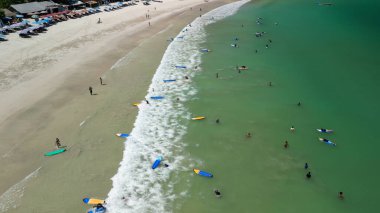 Lombok, Endonezya 'da dalga bulan sörfçülerin hava görüntüsü.