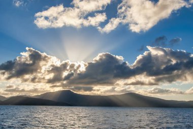 Güzel bir tropikal adanın üzerinde renkli bir gün batımı.