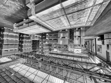 Metal bobinli sanayi deposu.