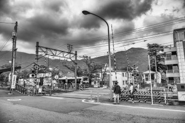 Hakone, Japonya - 25 Mayıs 2016: Bahar mevsiminde turistlerle Hakone sokakları.