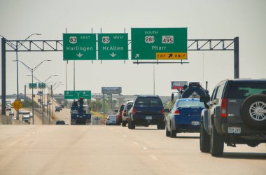 Port Isabel, Texas - 17 Mart 2008: Güney Padre Adası yolu boyunca trafik.