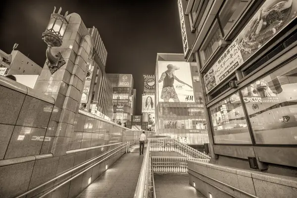 Osaka, Japonya - 28 Mayıs 2016: Dotonbori 'deki renkli aydınlık binalar.