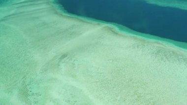 Büyük Set Resifi Doğa Tasarımları 'nın inanılmaz hava manzarası. Pazar günleri. Queensland, Avustralya.
