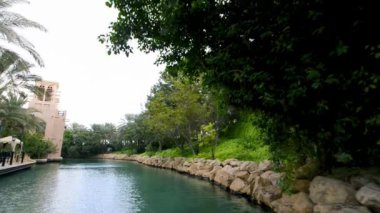 Dubai Palm Jumeirah Kanal boyunca binalar.