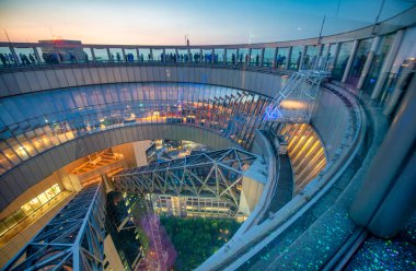 Osaka, Japonya - 28 Mayıs 2016: Umeda gökyüzü binası gece yarısı.