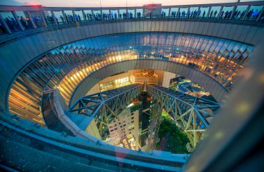 Osaka, Japonya - 28 Mayıs 2016: Umeda gökyüzü binası gece yarısı.