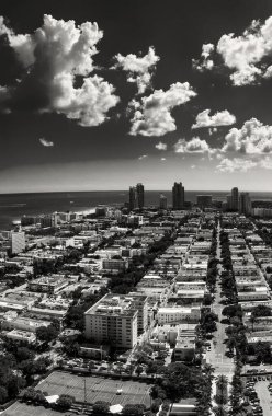 Florida 'da güneşli bir günde Miami Sahili ufuk çizgisi.