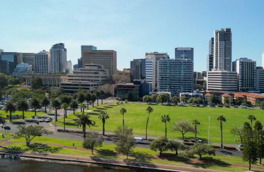 Perth Skyline, Batı Avustralya. Şehrin güzel hava manzarası nehir boyunca yükseliyor..