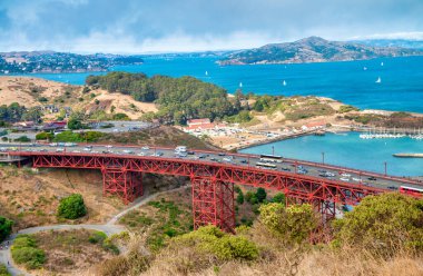 San Francisco 'da sisli bir günde Golden Gate Köprüsü.