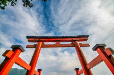 Hakone-machi 'deki Hakone Tapınağı' nın Ashi Gölü 'ne açılan kırmızı torii kapısı..