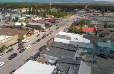 Batı Yellowstone, Montana - 10 Temmuz 2019: Şehir binalarının ve sokakların hava manzarası.
