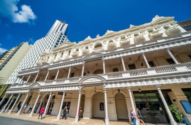 Perth, Avustralya - 12 Eylül 2023: Güneşli bir günde Majesteleri Tiyatrosu.