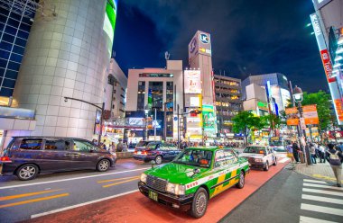 Tokyo, Japonya - 1 Haziran 2016: Geceleri Shibuya 'nın modern binaları.