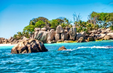 Seyşeller Takımadası 'ndaki La Digue Adası' nın muhteşem manzarası.