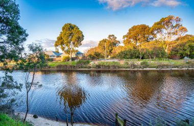 Güneşli bir günde Busselton 'un güzel plajı, Batı Avustralya.